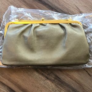 💫 PROM -NWOT bronze metallic clutch with gold tone hardware